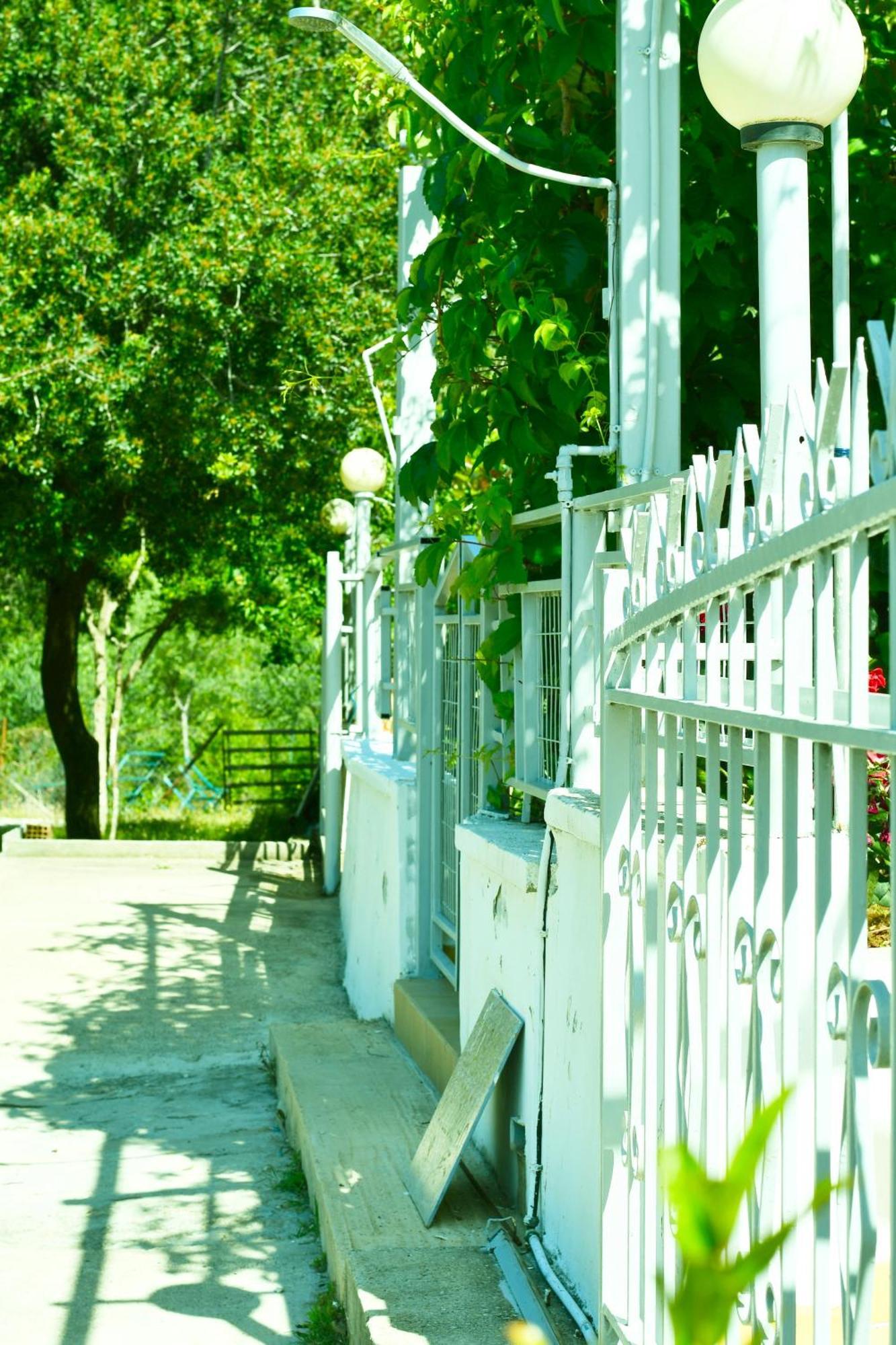 Garden Rooms Himare Esterno foto