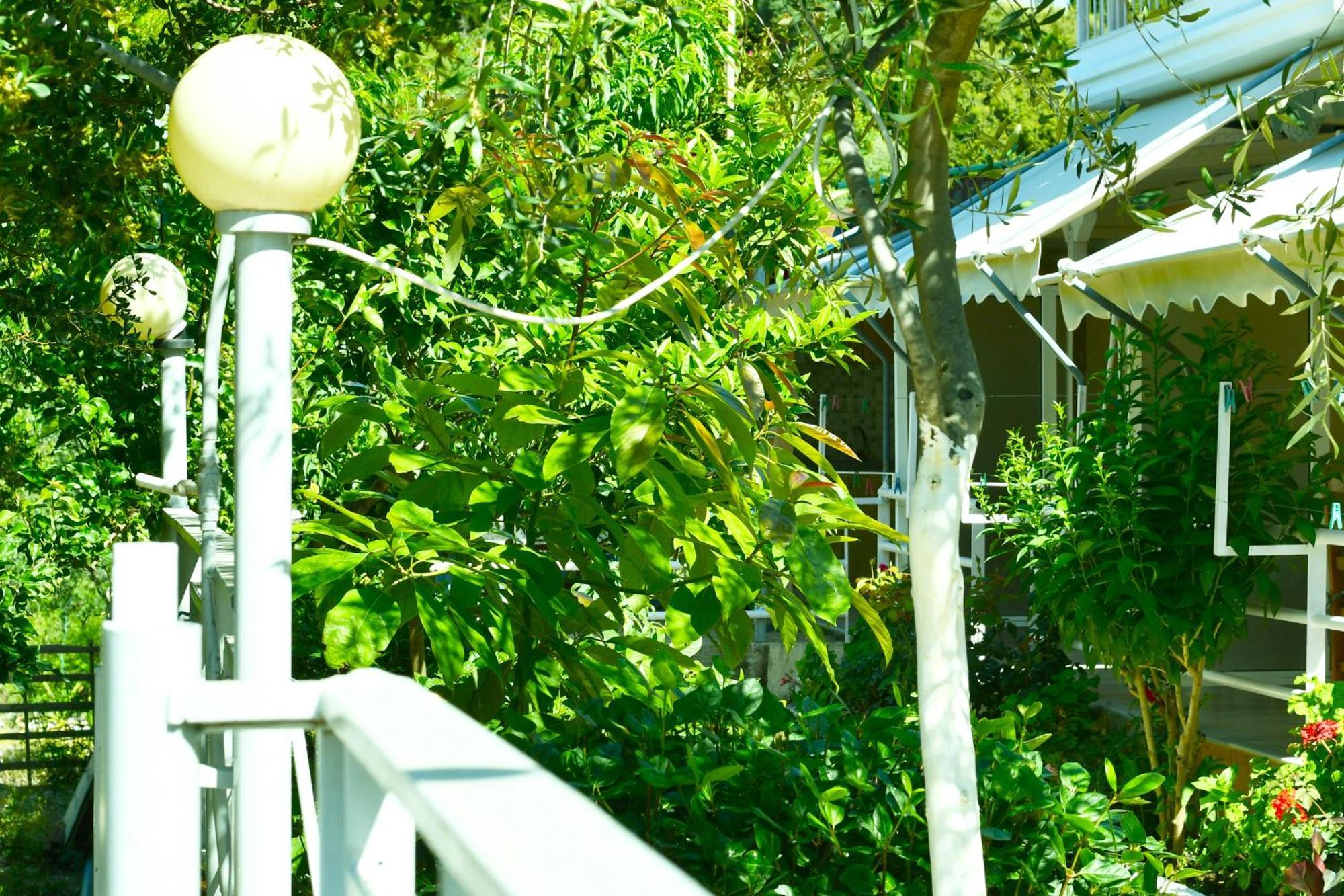 Garden Rooms Himare Esterno foto