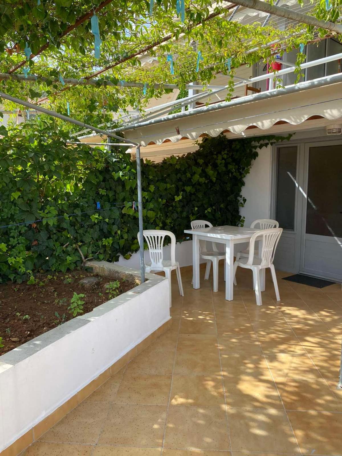 Garden Rooms Himare Esterno foto